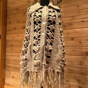 Amazing condition one size fits all vintage knit 70s poncho style shawl